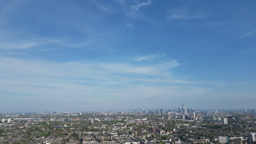 A high angle overlook of London’s iconic skyline.
