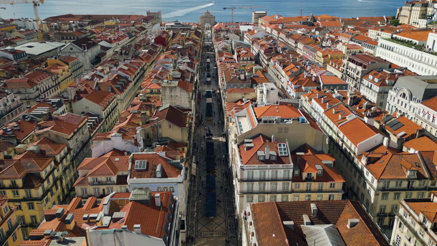 Drone tilting over the Rua Augusta street, toward te Commecial square of Lisbon