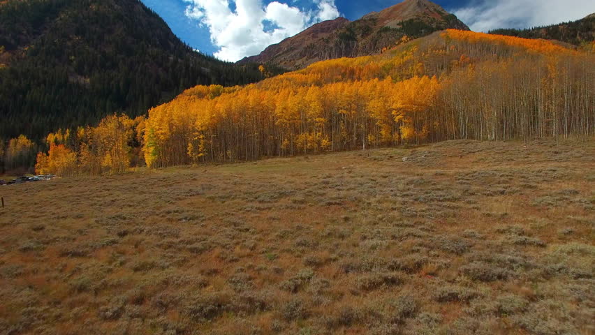 Aerial Forward Ascending Shot Of Tranquil Rocky Mountain National Park During Autumn Season - Aspen, Colorado