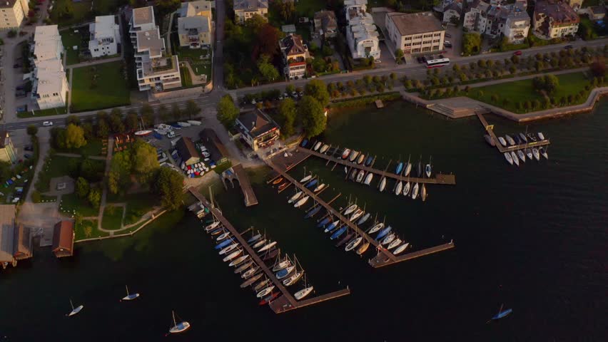 Gmunden, Salzkammergut Österreich - 07 14 2024 : Traunsee Altmünster Gmunden Segeln Burg Schloss Castle Austria Lake Nature Sailing Race Sunset Sunrise
