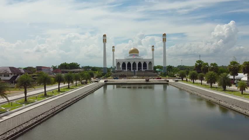 Songkhla Central Mosque was built in 2001. Located in the district of Hat Yai, Songkhla. When arrive at Songkhla Central Mosque, will be awed by the peaceful surroundings.