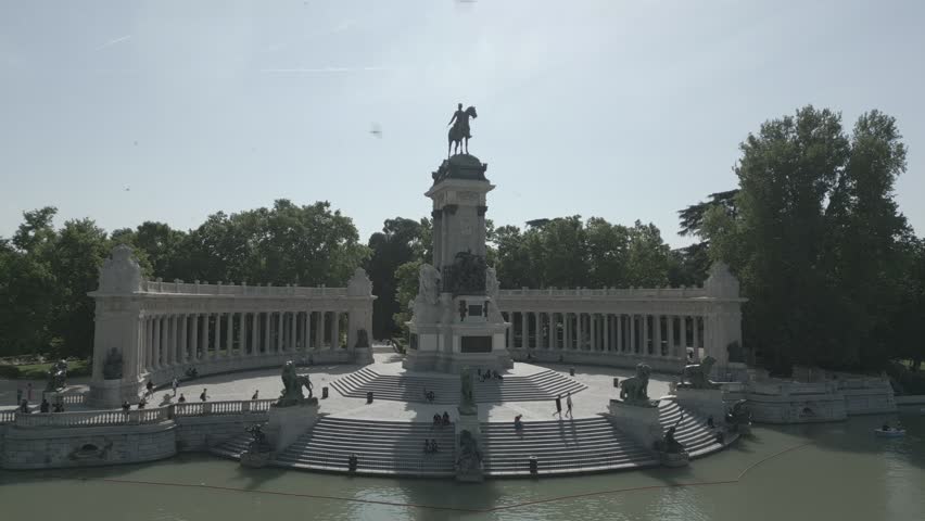 Monumento a Alfonso XII en el parque de El Retiro en Madrid, España