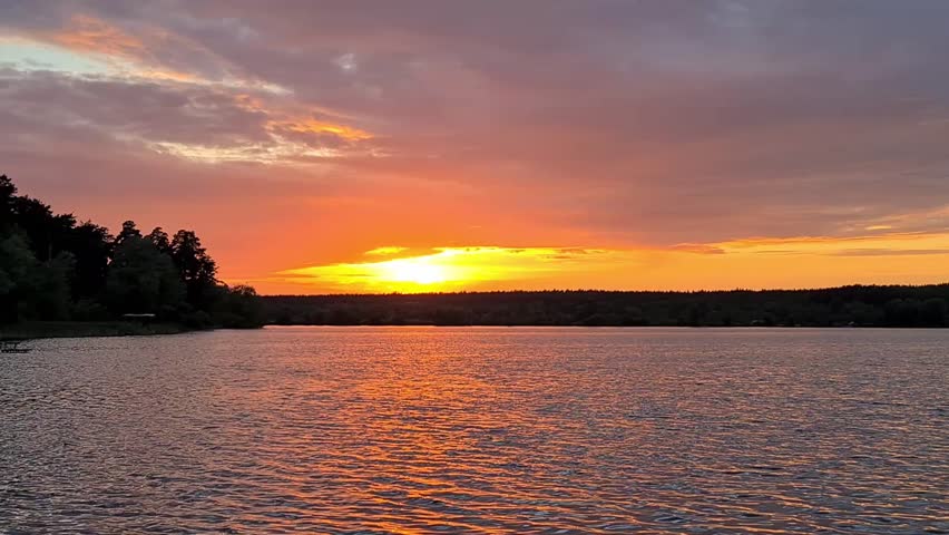 Tranquil Sunset Over the Lake: Capturing Nature