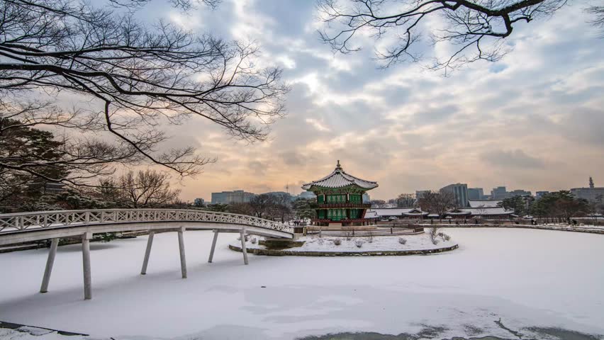 4K Timelapse, Snowfall in Winter at Gyeongbokgung Palace, Beautiful Sunlight, Seoul, South Korea