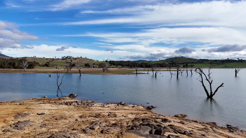 Lake Hume on the Murray River Road