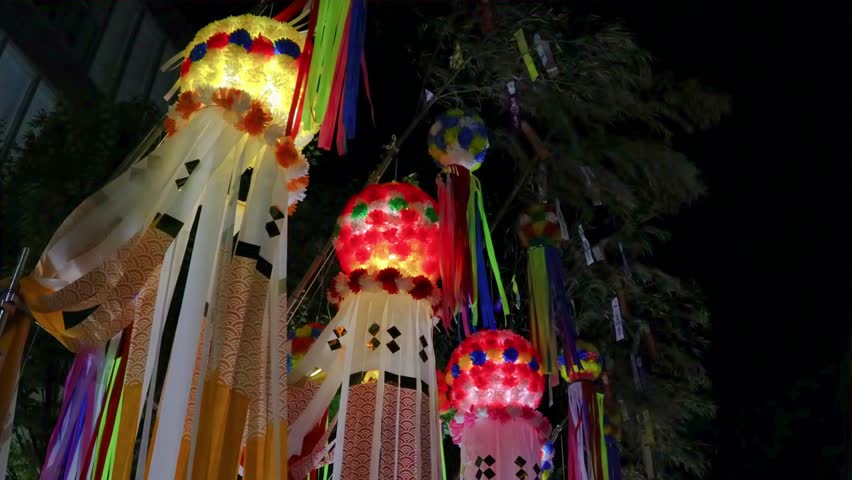 Colorful streamers sway in the summer night breeze, adding color to the town.
At summer festivals held all over Japan, the streets are decorated with festive decorations that are lit up at night.