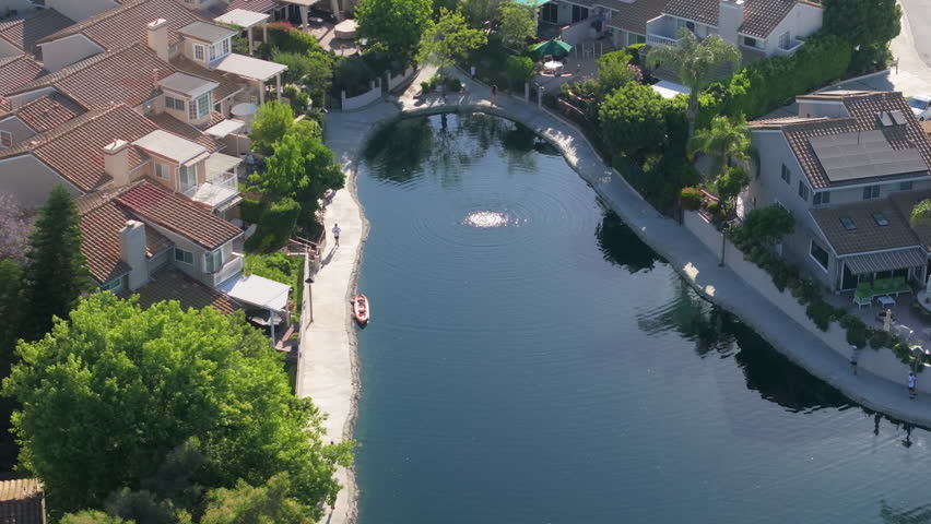 In the morning, residents of Calabasas, California, USA, enjoy running around the lake, soaking in the beautiful landscape and connecting with nature