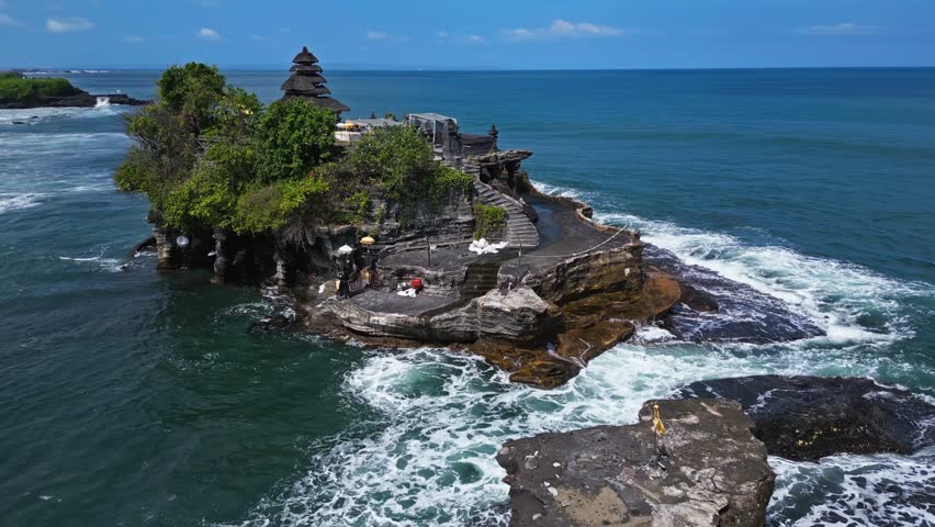  Tanah Lot temple stands resolute, sentinel of serenity despite ocean’s roar