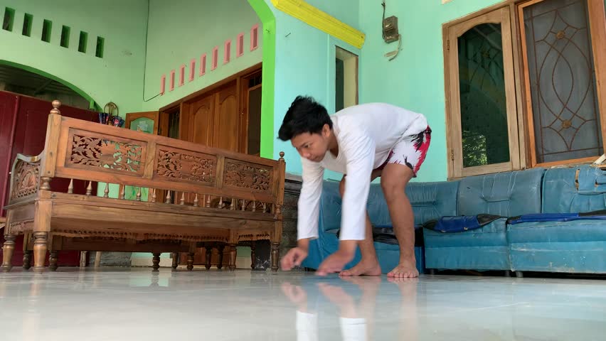 a man doing push up at home excercising bicep muscle
