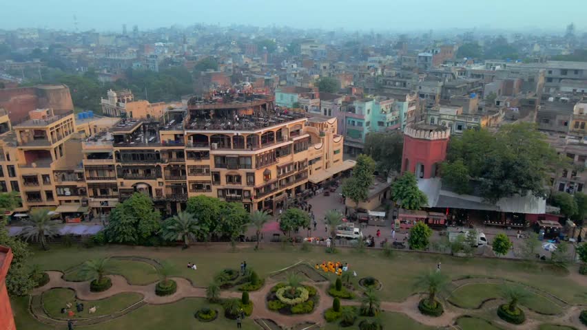 New Food Street in Lahore is a vibrant and bustling culinary hotspot located near the historic Badshahi Mosque and Lahore Fort. This pedestrian-friendly area features an array of traditional and conte