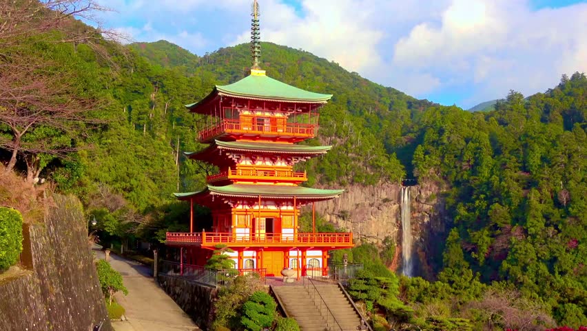 Nachi Falls and Three-story Pagoda (Nachikatsuura Town, Wakayama Prefecture)