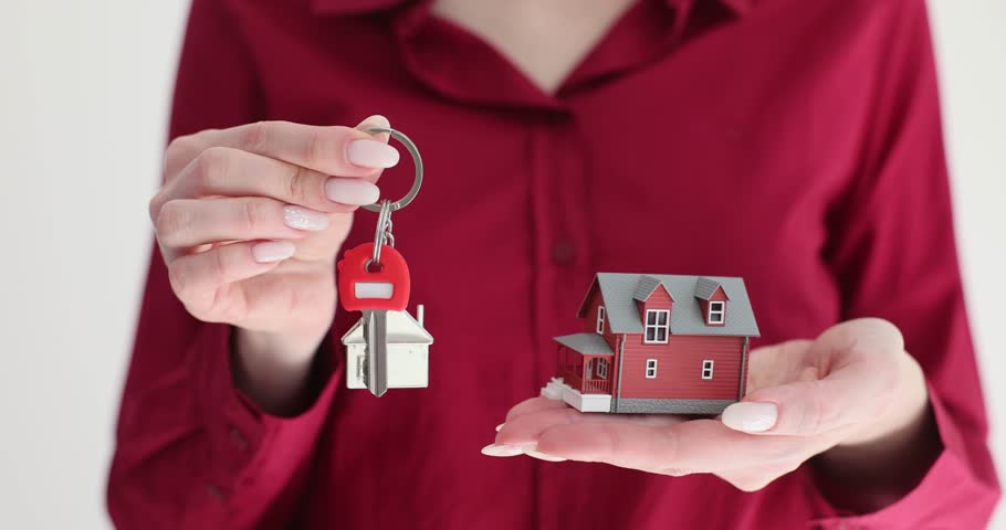 Woman buys house and holds key and the house. Realtor sells housing
