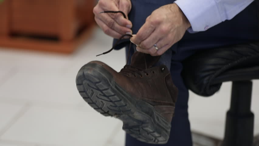 Operator is putting shoes on