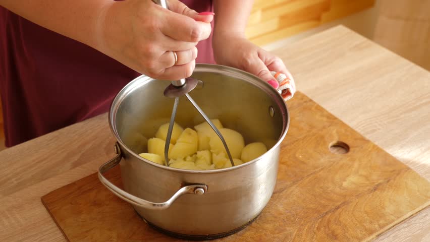 To prepare the dish, boiled potatoes are mashed.
