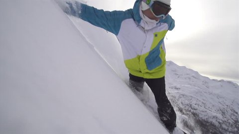 SLOW MOTION: snowboarder carving in powder : vidéo de stock
