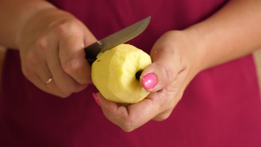 Peel the apple with a knife and cut into cubes.