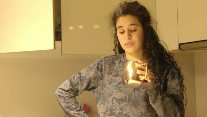 MUJER LATINA ARRECHA MOLESTA EN LA COCINA