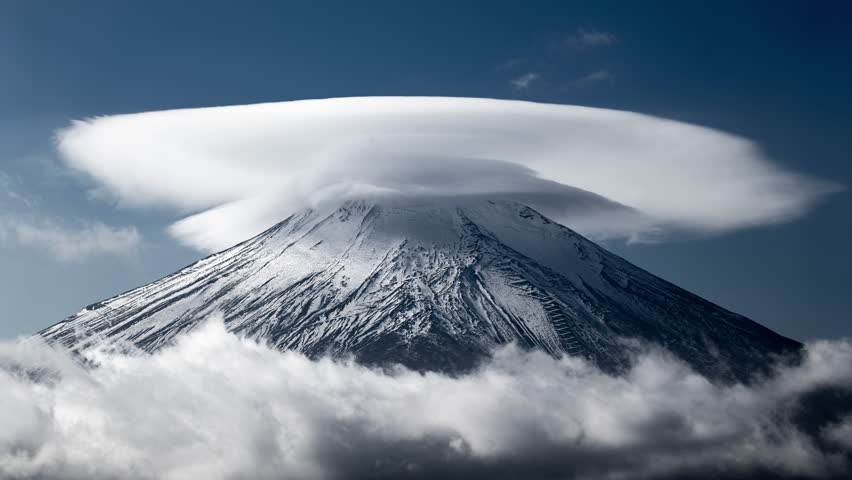 Mt. Fuji with (Kasagumo) Lenticular Clouds on Top (Timelapse | ZOOM IN)