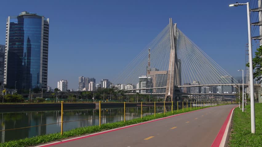 São Paulo São Paulo Brazil 08.31.2024 :
Cyclists enjoying a sunny sunday at Bruno Covas Linear Park, with a beautiful view of the cable-stayed bridge