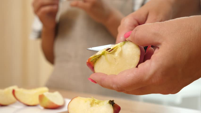 Peel the apples with a knife and cut them into pieces.