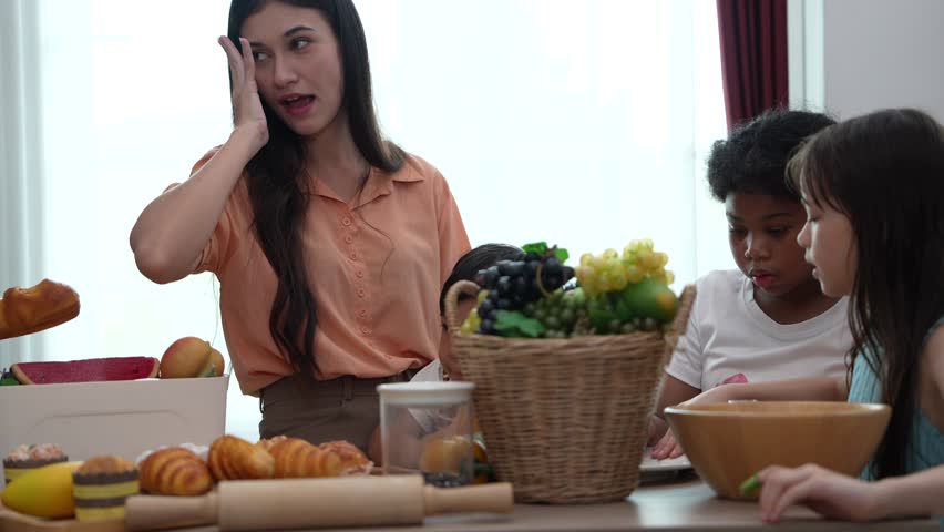 
Students and teachers are learning how to cook in the kitchen.

