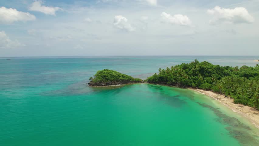 Playa Bonita is, without a doubt, one of the most beautiful paradises in Samaná, where you can spend a few days free from the typical crowds of the busiest beaches in the Dominican Republic.