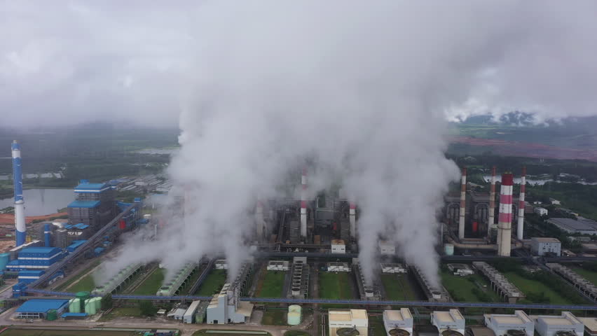 Coal-fired power plants are operating to generate electricity and emit a lot of smoke while delivering electricity to cities that need it.