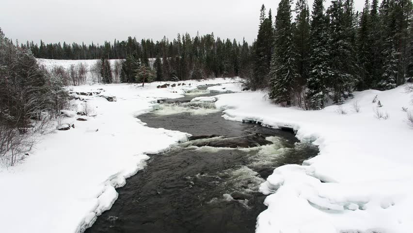 
River in Swedish countryside in winter | Fluss in Schweden im Winter