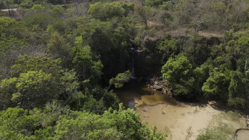 Drone flies to left to reveal Cachoeirinha waterfall in the Parque Nacional da Chapada dos Guimarães