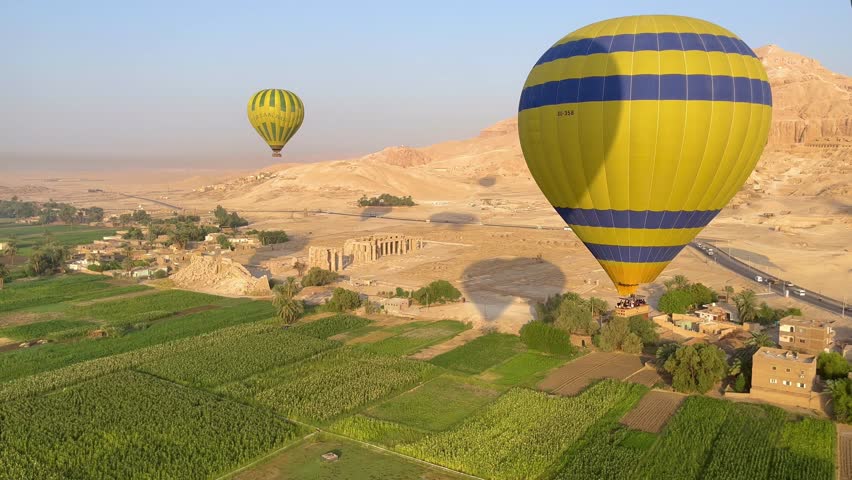 Discovering Egypt from a hot air balloon	