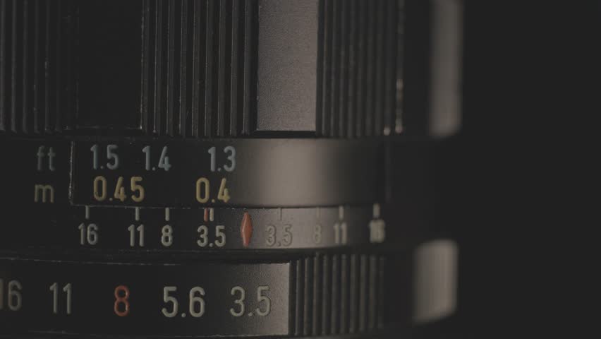 Setting parameters on the old lens. Changing the aperture and focus.
