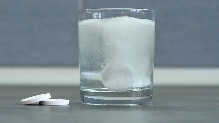 Препараты растворимые в воде. Растворение в воде. Таблетка растворяется в воде. Соль растворяется в воде. Таблетки и стакан воды.