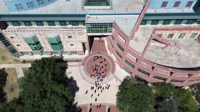 Students going to class at UTSA in San Antonio, Texas
