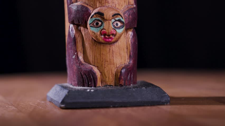 Alaskan totem pole symbol statue figurine 1