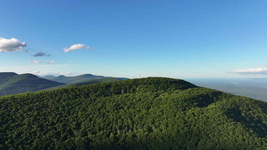 A drone footage over the Doe Mountain Recreation Area and Kettlefoot Fire Lookout Tower in Tennessee, USA