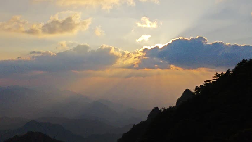 The beautiful Mount Huangshan Mountain in Anhui Province, China is surrounded by clouds and mist，High mountain clouds and mist, a fairyland on earth