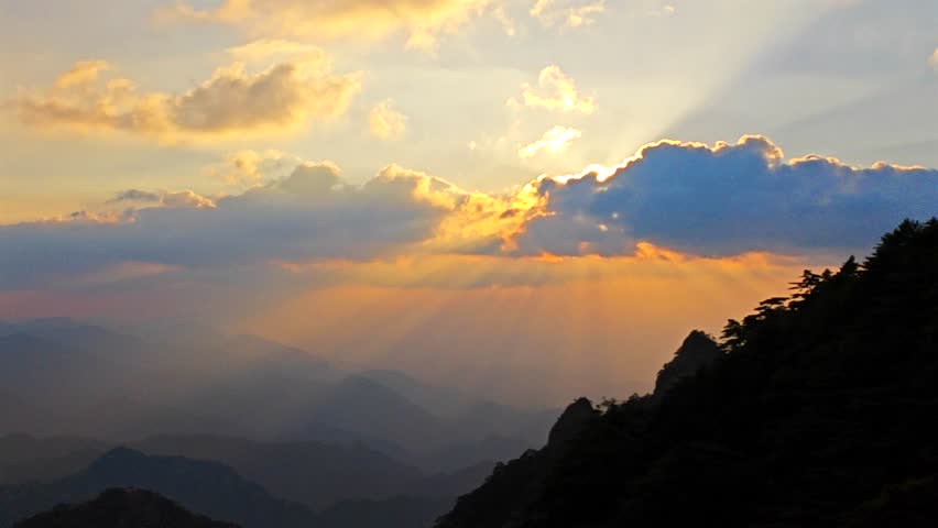 The beautiful Mount Huangshan Mountain in Anhui Province, China is surrounded by clouds and mist，High mountain clouds and mist, a fairyland on earth