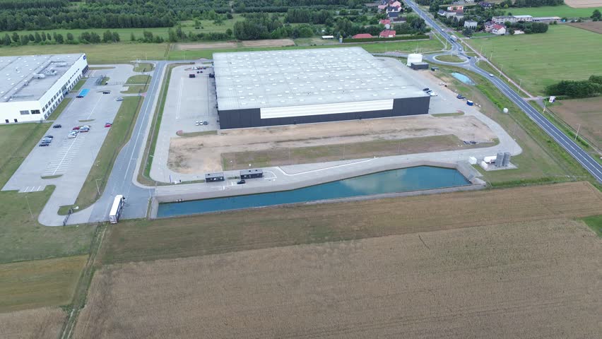 Sustainable heat exchange system in industrial building with water reservoir