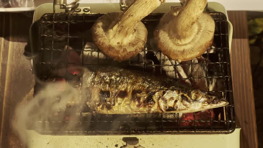 秋刀魚と椎茸を炭火で焼いています。 I