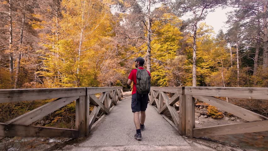 4K adventures of a mountaineer in the Ordesa and Monte Perdido Valley, capturing with his camera the beauty of the Arazas River and the magical autumn show in the Pyrenees of Aragon.