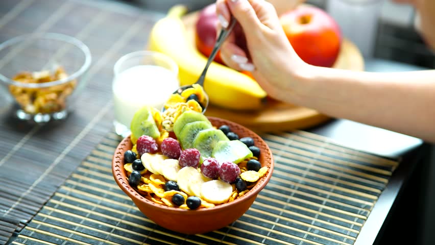 Weight Loosing Diet Healthy Breakfast With Strawberries. Healthy And Delicious Food. Crunchy Granola Cereals Breakfast. Bowl Of Muesli Cereals. Organic Vegan Diet. Proper Nutrition Dieting Gluten Free