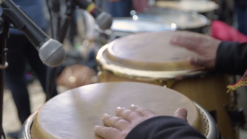 Close-Up of Hands Playing Timbales and Drums at Outdoor Salsa Party. Primer Plano de Manos Tocando Timbales y Batería en Fiesta de Salsa al Aire Libre
