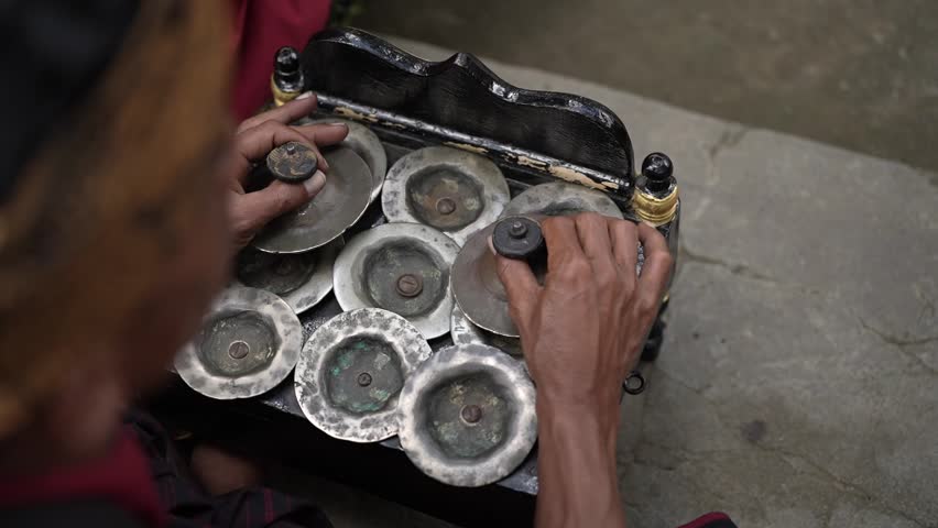 ceng ceng cymbals. an artist who plays gamelan