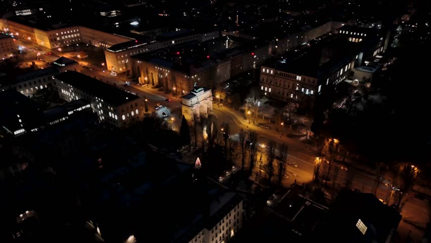 Siegestor Luftaufnahme in Deutschland, Bayern, Munchen. Triumphbogen und Friedensmahnmal an der Universitat Muenchen Luftansicht. Triumphal Arch and Peace Memorial in Munich Siegestor aerial view. 