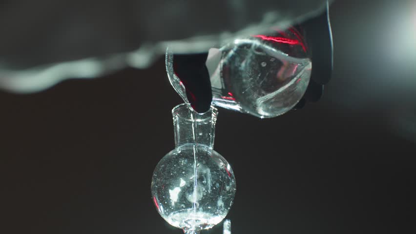 Filling the electrolyseur in labor.