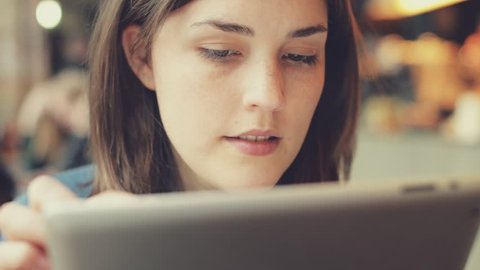 woman using tablet computer touchscreen in cafe  : vidéo de stock