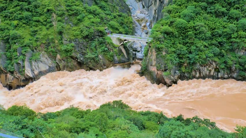Real Time Footage of the Torrential Rapids at Tiger Leaping Gorge Yunnan