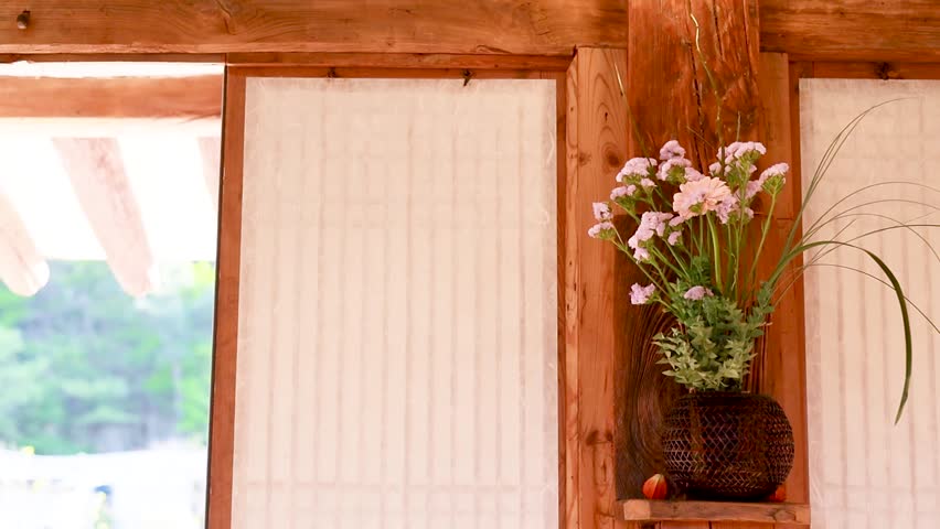 Korean hanok houses are filled with sunlight and offer a sense of comfort and tranquility.
