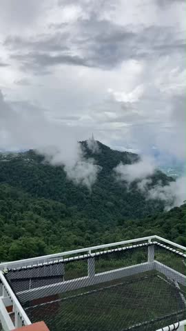 Atmosphere of viewing the mist on the mountain