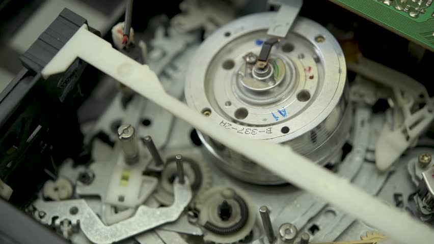 Operation of the mechanism for loading and unloading film in a VHS video recorder